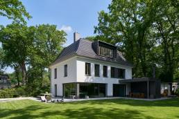 prachtig moderne landelijke woning met zwarte ramen en grote glaspartij aan de woonkamer